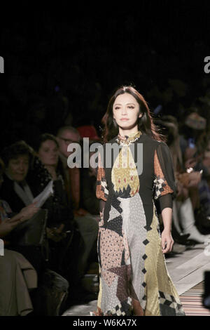 L'actrice chinoise Yao Chen affiche une nouvelle création à l'événement pendant l'ETRO Milan Fashion Week Automne/Hiver 2018 à Milan, Italie, 23 février 2018. Banque D'Images