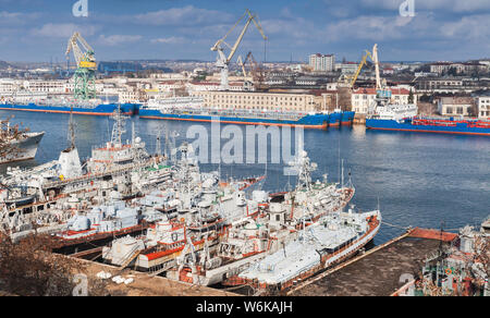 Les cargos et les navires de la marine russe amarré à Yuzhnaya Bay, l'une des baies du port de Sébastopol, en Crimée Banque D'Images