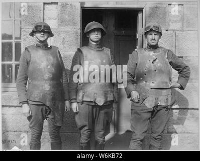 Résultat d'Ordnance Department body armor test à Fort de la Peigney, Langres, France. La pièce de l'armure de corps, poids lourd, montrant effet de pistolet, fusil et mitraillette. Army Ordnance Department., ca. 1918 ; notes générales : utilisation de la guerre et des conflits 584 lors de la commande d'une reproduction ou demande d'informations sur cette image. Banque D'Images