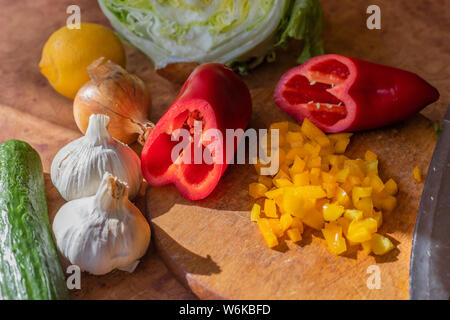 Pour les salades de légumes, poivrons, l'ail, l'oignon, la laitue et le citron. Banque D'Images