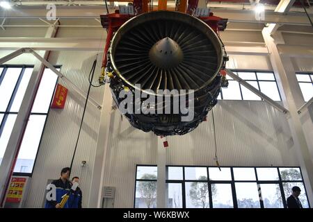Les travailleurs chinois réparer un moteur d'avion à l'entreprise d'entretien des services de Sichuan Aero-Engine (SSAMC), le plus grand moteur d'avion Asie maintena Banque D'Images