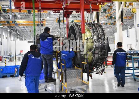 Les travailleurs chinois réparer un moteur d'avion à l'entreprise d'entretien des services de Sichuan Aero-Engine (SSAMC), le plus grand moteur d'avion Asie maintena Banque D'Images