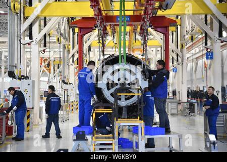 Les travailleurs chinois réparer un moteur d'avion à l'entreprise d'entretien des services de Sichuan Aero-Engine (SSAMC), le plus grand moteur d'avion Asie maintena Banque D'Images