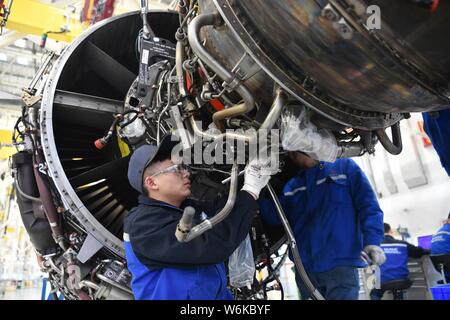 Les travailleurs chinois réparer un moteur d'avion à l'entreprise d'entretien des services de Sichuan Aero-Engine (SSAMC), le plus grand moteur d'avion Asie maintena Banque D'Images