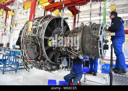 Les travailleurs chinois réparer un moteur d'avion à l'entreprise d'entretien des services de Sichuan Aero-Engine (SSAMC), le plus grand moteur d'avion Asie maintena Banque D'Images
