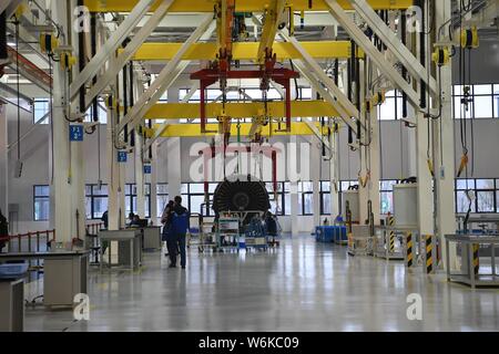 Les travailleurs chinois réparer un moteur d'avion à l'entreprise d'entretien des services de Sichuan Aero-Engine (SSAMC), le plus grand moteur d'avion Asie maintena Banque D'Images