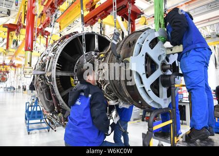 Les travailleurs chinois réparer un moteur d'avion à l'entreprise d'entretien des services de Sichuan Aero-Engine (SSAMC), le plus grand moteur d'avion Asie maintena Banque D'Images