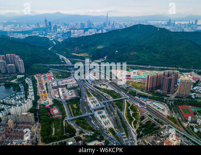 --FILE--Vue aérienne de l'Meilin Checkpoint, qui est l'un des points de contrôle sur la ligne frontière physique érigée pour marquer l'arrêt Eco spéciale de Shenzhen Banque D'Images