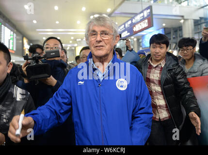 Entraîneur de football serbe et ancien joueur Bora Milutinovic, centre, est entouré de fans comme il arrive à l'aéroport international Chengdu Shuangliu Banque D'Images