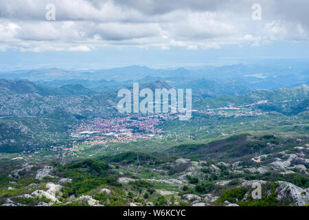 Le Monténégro, maisons et construction de village de Cetinje d'en haut dans le parc national de Lovcen nature paysage en un jour brumeux Banque D'Images