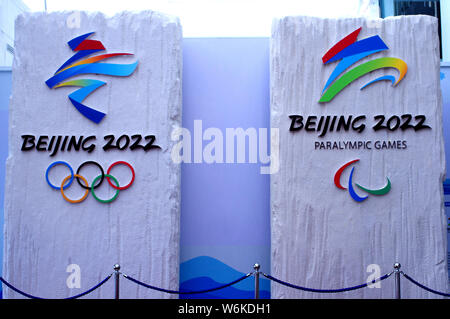 Vue de l'emblèmes officiels de la Beijing 2022 Jeux olympiques et paralympiques d'hiver de 2010 à l'affiche au centre national de natation de Pékin, également connu sous le nom de Banque D'Images