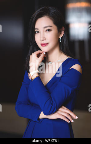 L'actrice chinoise Li Bingbing pose pour portrait photos au cours d'un entretien exclusif par Imaginechina à Beijing, Chine, 15 janvier 2018. Banque D'Images