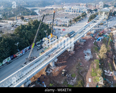 Un train de la 'Yungui' ou 'SkyRail' monorail développé par Chinese new-énergie fabricant de véhicules BYD est en cours d'installation dans la région de Guang'an, ville Banque D'Images