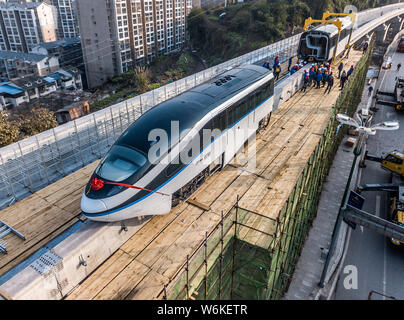 Un train de la 'Yungui' ou 'SkyRail' monorail développé par Chinese new-énergie fabricant de véhicules BYD est en cours d'installation dans la région de Guang'an, ville Banque D'Images