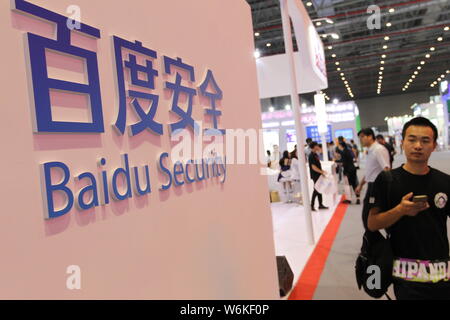 --FILE--un logo de sécurité Baidu est représenté sur le stand de Baidu lors d'une exposition à Shanghai, Chine, 19 septembre 2017. Baidu Inc., Chine. Banque D'Images