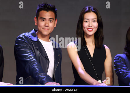 Modèle chinois Liu Wen, droite, et Eddie acteur taiwanais Peng assister à un événement promotionnel pour la marque de détergent à lessive "bluemoon" à Shanghai, C Banque D'Images