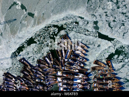 Vue aérienne de la pêche massive de navires et bateaux pris au piège sur la mer gelée à Dalian city, Liaoning Province du nord-est de la Chine, 25 janvier 2018. Fishi Banque D'Images