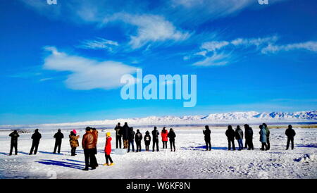 Les touristes chinois sont illustrés à l'Balikun, comté de Hami, ville du nord-ouest de la Chine, la Région autonome du Xinjiang Uygur, 26 décembre 2017. ** Banque D'Images