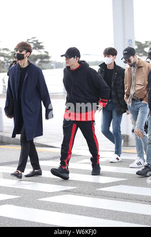 Les membres du groupe de garçon sud-coréen SHINee arrivent à l'aéroport de Séoul, Corée du Sud, 14 avril 2017. Banque D'Images