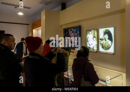 Les visiteurs prennent des photos comme ils visitent l'ancienne résidence de Mao Zedong en 1920 à Shanghai, Chine, 2 janvier 2018. La salle d'exposition de l'ancien résident Banque D'Images