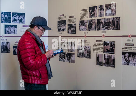 Un visiteur prend des notes qu'il visite l'ancienne résidence de Mao Zedong en 1920 à Shanghai, Chine, 2 janvier 2018. La salle d'exposition de l'ancien résident Banque D'Images