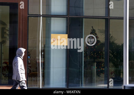 --FILE--un piéton passe devant le siège de l'Asian Infrastructure Investment Bank (AIIB) à Beijing, Chine, 11 décembre 2017. La Chine ne Banque D'Images