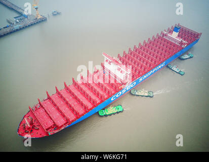 Vue aérienne de la Chine 20 000 conteneurs EVP COSCO 'voyage' ARIES, également le plus grand porte-conteneurs fabriqués par Nantong COSCO KHI Banque D'Images