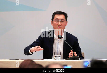 --FILE--Pony Huateng Ma, président-directeur général de Tencent Holdings Ltd., prend la parole à une conférence de presse au cours de la cinquième session du 12e Comité National Banque D'Images