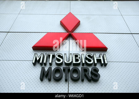 --FILE--Vue d'un logo de Mitsubishi Motors chez un concessionnaire magasin à Shanghai, Chine, 17 novembre 2016. Mitsubishi Motors va rappeler 51 596 véhicule Banque D'Images