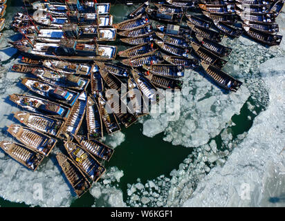 Vue aérienne de la pêche massive de navires et bateaux pris au piège sur la mer gelée à Dalian city, Liaoning Province du nord-est de la Chine, 25 janvier 2018. Fishi Banque D'Images