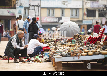 Certains vendeurs de rue sont la vente de souvenirs de Katmandou Durbar Square. Banque D'Images