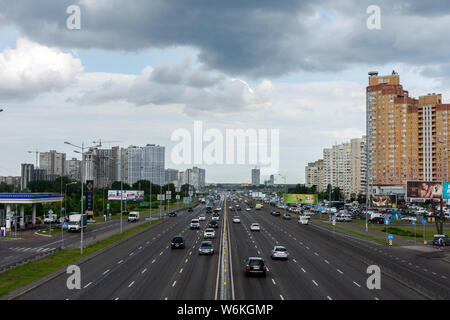 Kiev, Ukraine - le 22 mai 2019 : vue de la route de dans la ville de Boryspil Kiev sur un jour de pluie, la jonction de route Pozniaki quartier Banque D'Images