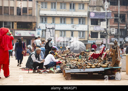 Certains vendeurs de rue sont la vente de souvenirs de Katmandou Durbar Square. Banque D'Images