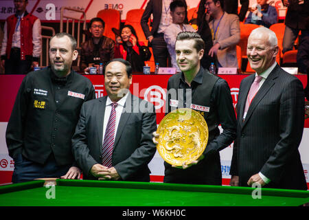 --FILE--Mark Selby, d'Angleterre, deuxième à droite, pose avec son trophée après avoir battu Mark Williams de galles dans leur dernier match au cours de la monde 2017 S Banque D'Images
