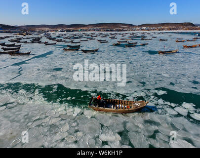 Vue aérienne de la pêche massive de navires et bateaux pris au piège sur la mer gelée à Dalian city, Liaoning Province du nord-est de la Chine, 25 janvier 2018. Fishi Banque D'Images