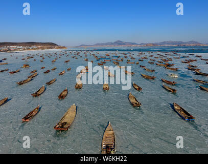 Vue aérienne de la pêche massive de navires et bateaux pris au piège sur la mer gelée à Dalian city, Liaoning Province du nord-est de la Chine, 25 janvier 2018. Fishi Banque D'Images