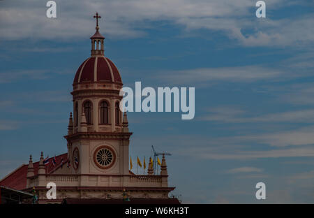 Bangkok, Thaïlande 21 Juil 2019 : Belle crimson dôme de Santa Cruz tours d'église. L'église Santa Cruz également connu sous le nom de Kudi Chin, l'un des nombreux vieux Ca Banque D'Images