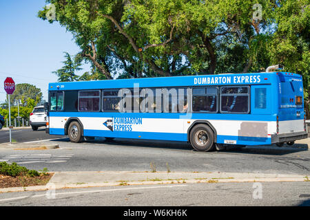 26 juillet 2019, Palo Alto / CA / USA - Dumbarton Express bus en tenant les navetteurs du comté d'Alameda au San Mateo et Santa Clara comtés, via Dum Banque D'Images