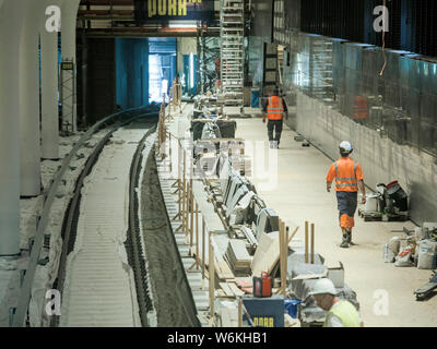 Berlin, Allemagne. 06Th Aug 2019. Les travailleurs de la construction à pied sur un chantier de construction sur une future plate-forme de la ligne de métro U5 jusqu'à la station d'info U5 en face de la Rotes Rathaus. Crédit : Carsten Koall/dpa/Alamy Live News Banque D'Images