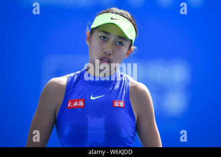 Shuai Zhang de Chine réagit après avoir perdu des dizaines de Zarina Diyas du Kazakhstan dans leurs dames en deuxième tour de l'ATA 2018 Shenzhen Ope Banque D'Images