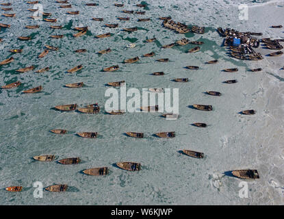 Vue aérienne de la pêche massive de navires et bateaux pris au piège sur la mer gelée à Dalian city, Liaoning Province du nord-est de la Chine, 25 janvier 2018. Fishi Banque D'Images