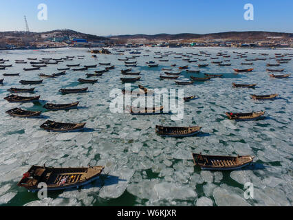 Vue aérienne de la pêche massive de navires et bateaux pris au piège sur la mer gelée à Dalian city, Liaoning Province du nord-est de la Chine, 25 janvier 2018. Fishi Banque D'Images