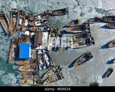 Vue aérienne de la pêche massive de navires et bateaux pris au piège sur la mer gelée à Dalian city, Liaoning Province du nord-est de la Chine, 25 janvier 2018. Fishi Banque D'Images