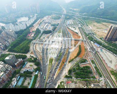 --FILE--Vue aérienne de masses de véhicules la queue pour passer le contrôle, Meilin qui est l'un des points de contrôle sur la ligne frontière physique erecte Banque D'Images
