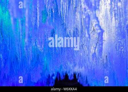 Vue de l'intérieur d'un 200 mètres de long dans la grotte de glace de l'Laobai Mountain scenic spot près de Snow Village de Zhongshan City, province de Jilin du nord-est de la Chine, 26 Jan Banque D'Images