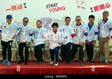 Hong Kong Chef de la carrie Lam Cheng Yuet-ngor, centre, assiste à la cérémonie d'ouverture de 'Exécuter avec votre Cœur 2017" à l'Institut des sports de Hong Kong Banque D'Images