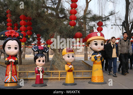 On visite l'Ancien Palais d'été, connu comme le Palais d'hiver, ou de Yuanmingyuan Yuan Ming Yuan, décoré de lampions rouges et des sculptures de cartoon Banque D'Images