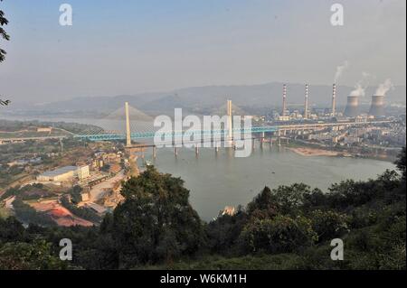 Le treillis en acier à double étage séjour du pont de chemin de fer, le nouveau pont ferroviaire de la rivière Yangtze Baishatuo, dos, est photographié avec le précédent B Banque D'Images