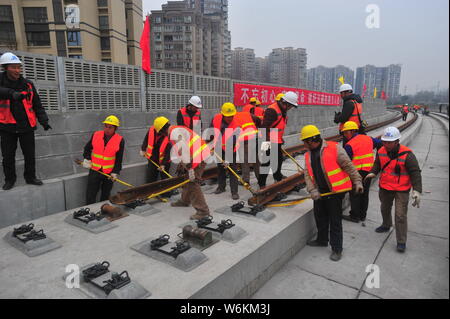 Les travailleurs chinois préparer le premier 500 mètres de long sur le rail Chengdu West Grand pont à la construction de l'emplacement de l'Chengdu-Pujiang article pour le Si Banque D'Images