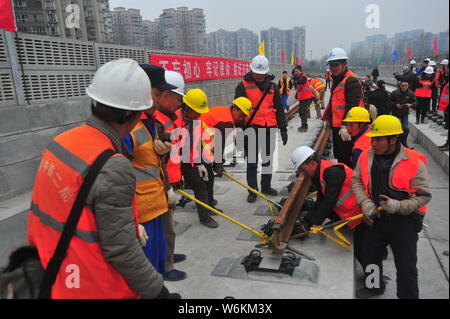 Les travailleurs chinois préparer le premier 500 mètres de long sur le rail Chengdu West Grand pont à la construction de l'emplacement de l'Chengdu-Pujiang article pour le Si Banque D'Images